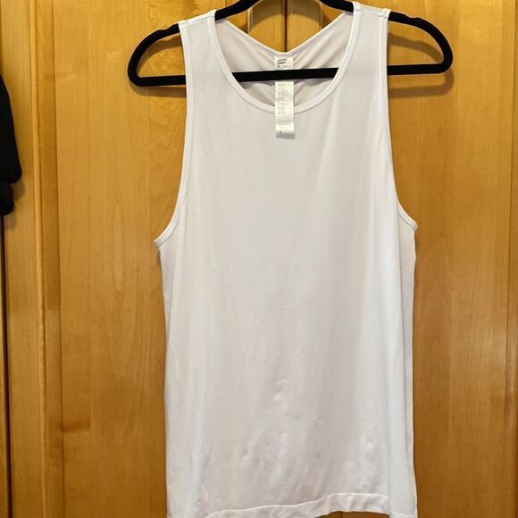 Fabletics shirred back stretchy tank - Picture 3 of 4